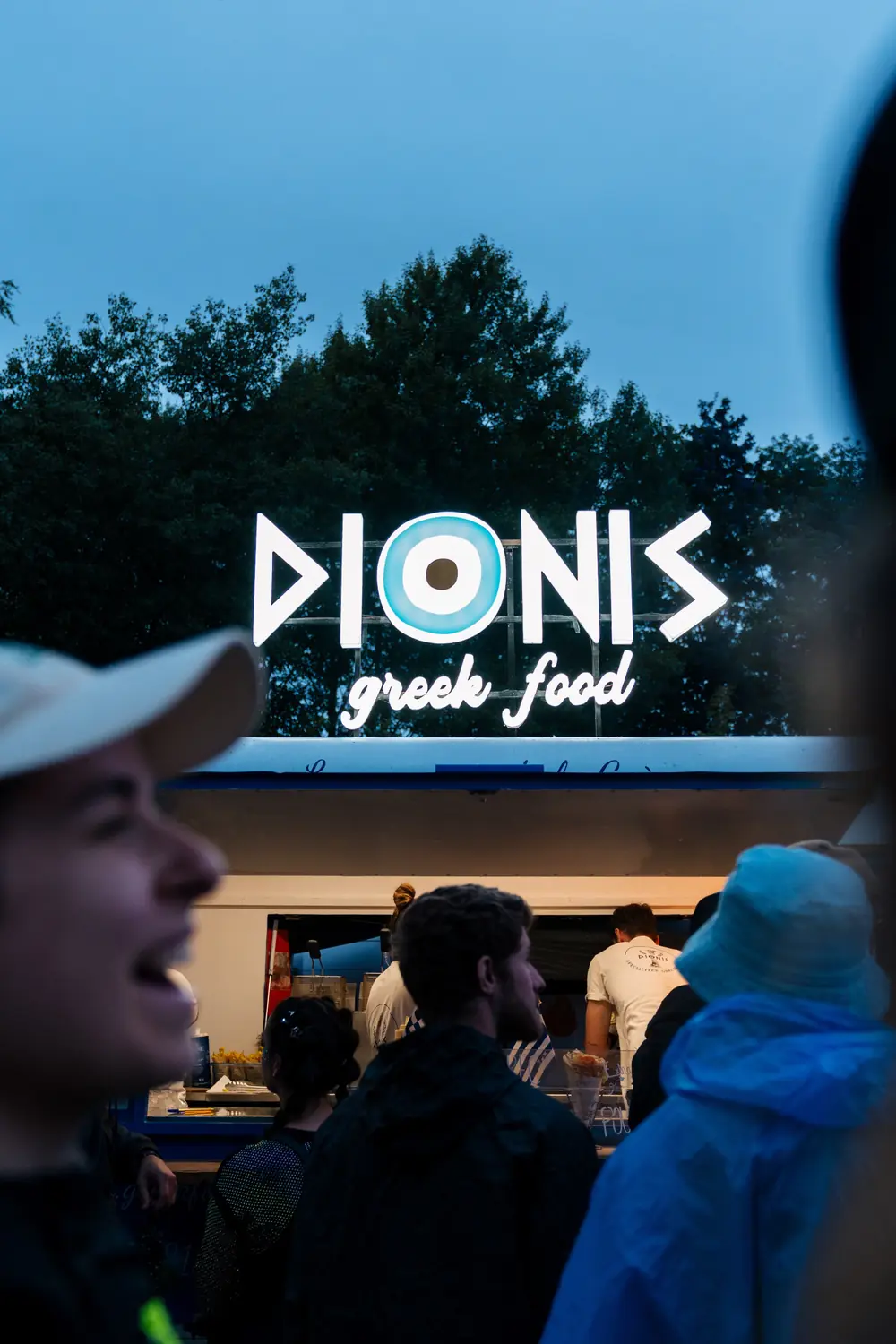 L’enseigne lumineuse Dionis greek food dans la nuit bleue