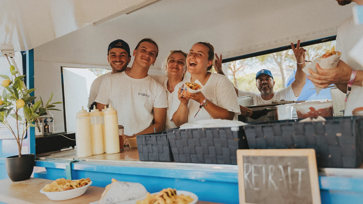 L’équipe Dionis au comptoir du camion, souriante, une pita à la main