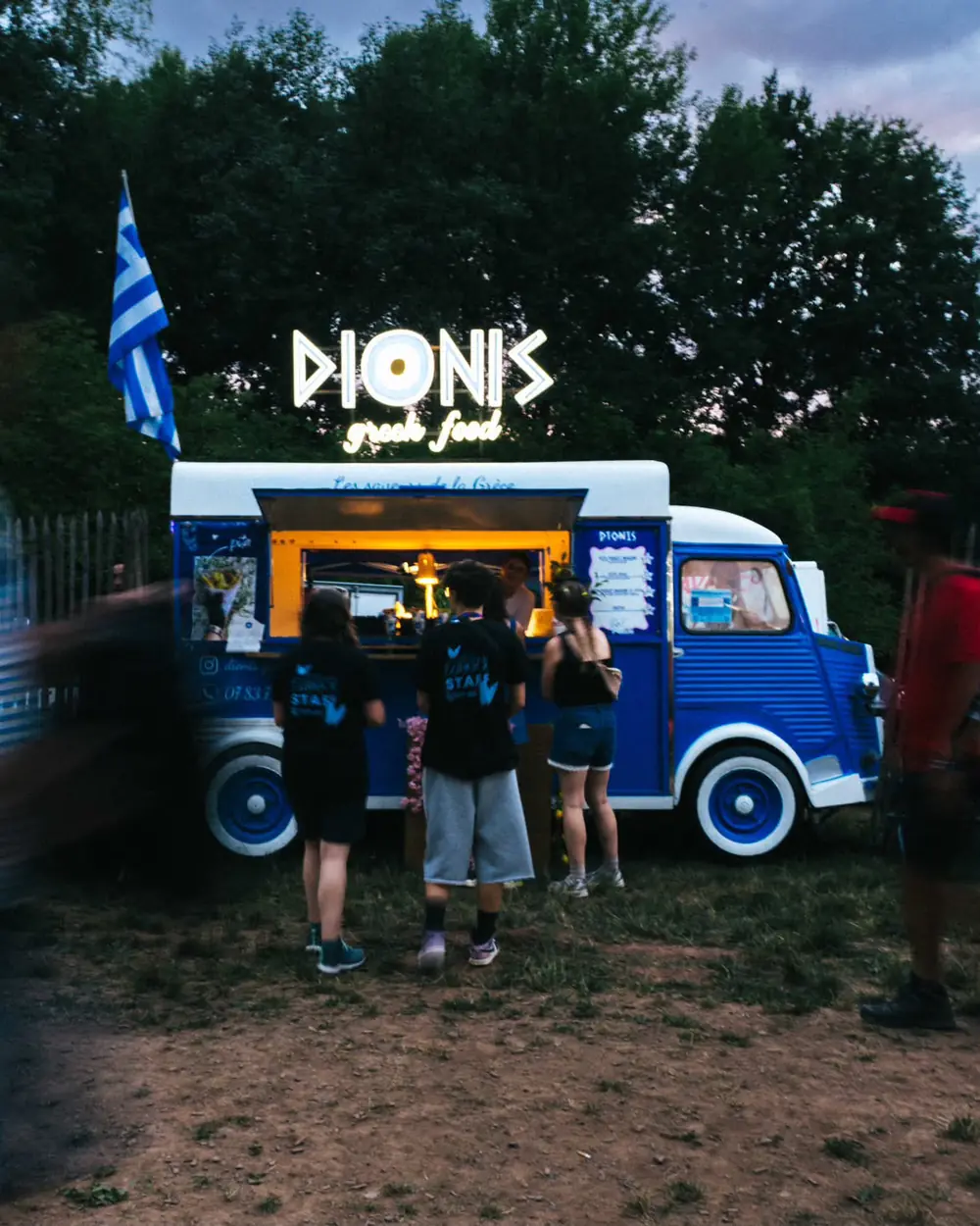 Le camion Dionis et son enseigne à la tombée de la nuit