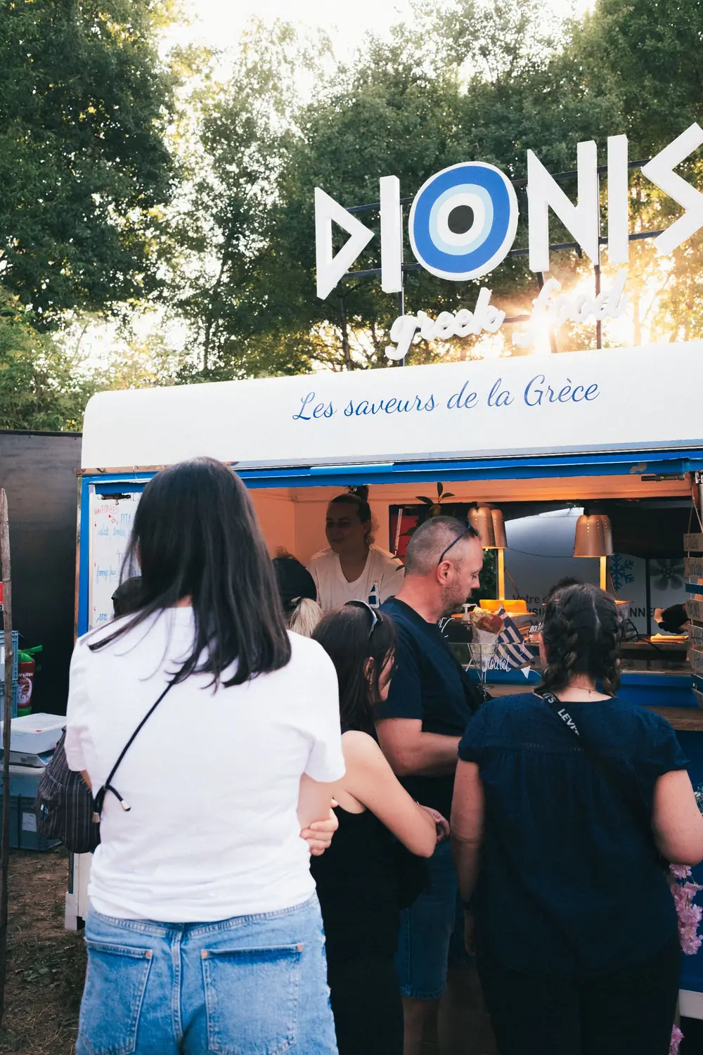 La file d’attente devant le camion Dionis