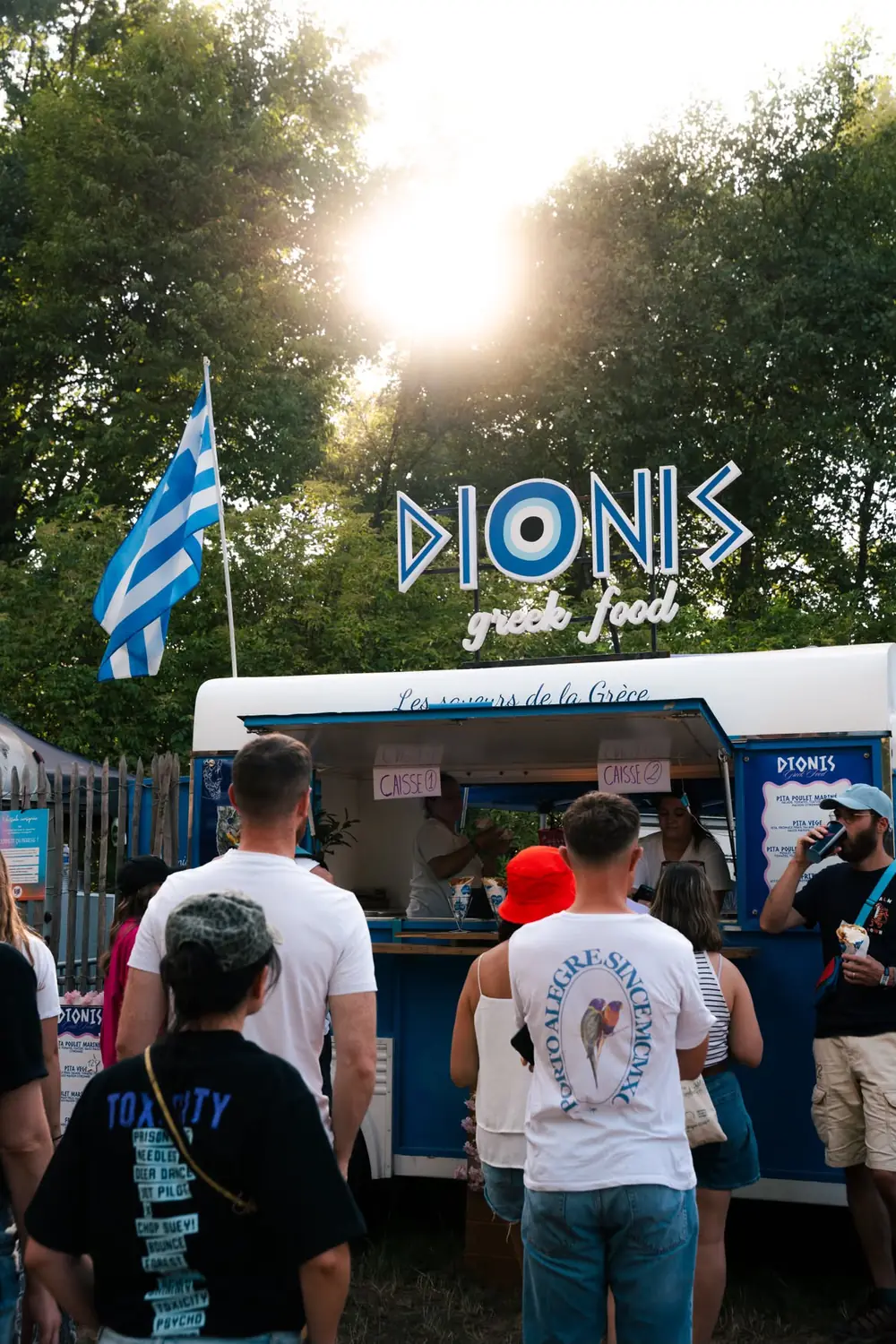 Le camion Dionis au soleil couchant, drapeau grec au vent